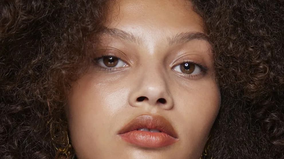 ۱۰ روش طبیعی برای تقویت موهای فر