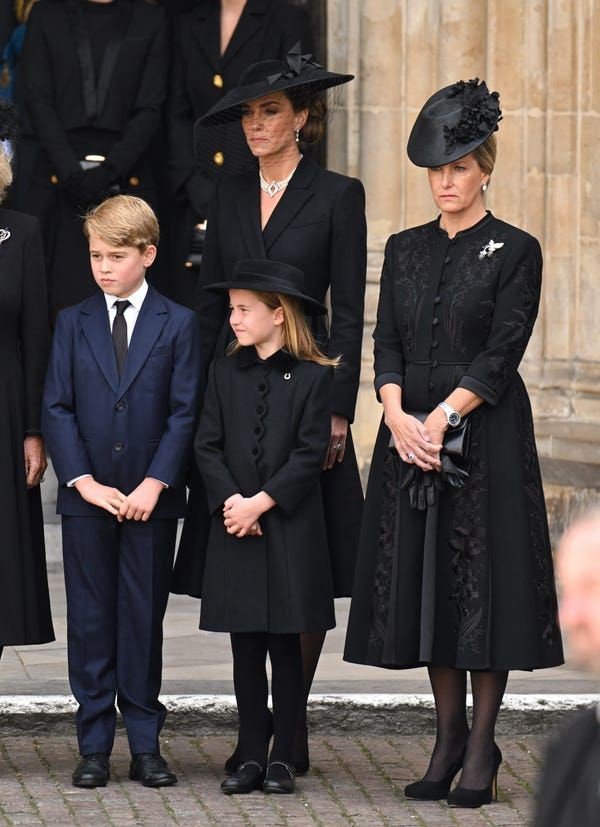 قوانین پوشش در خاندان سلطنتی بریتانیا برای لباس مشکی