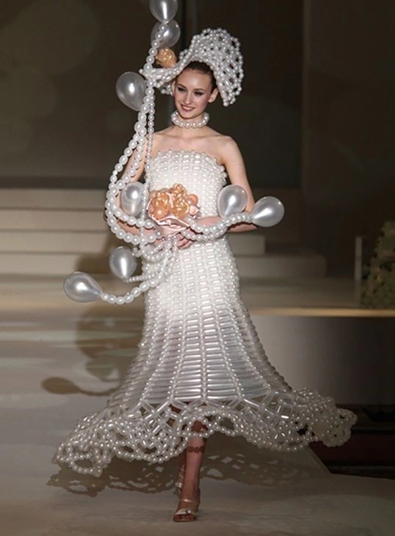 عجیب‌ترین لباس عروس دنیا از جنس بادکنک