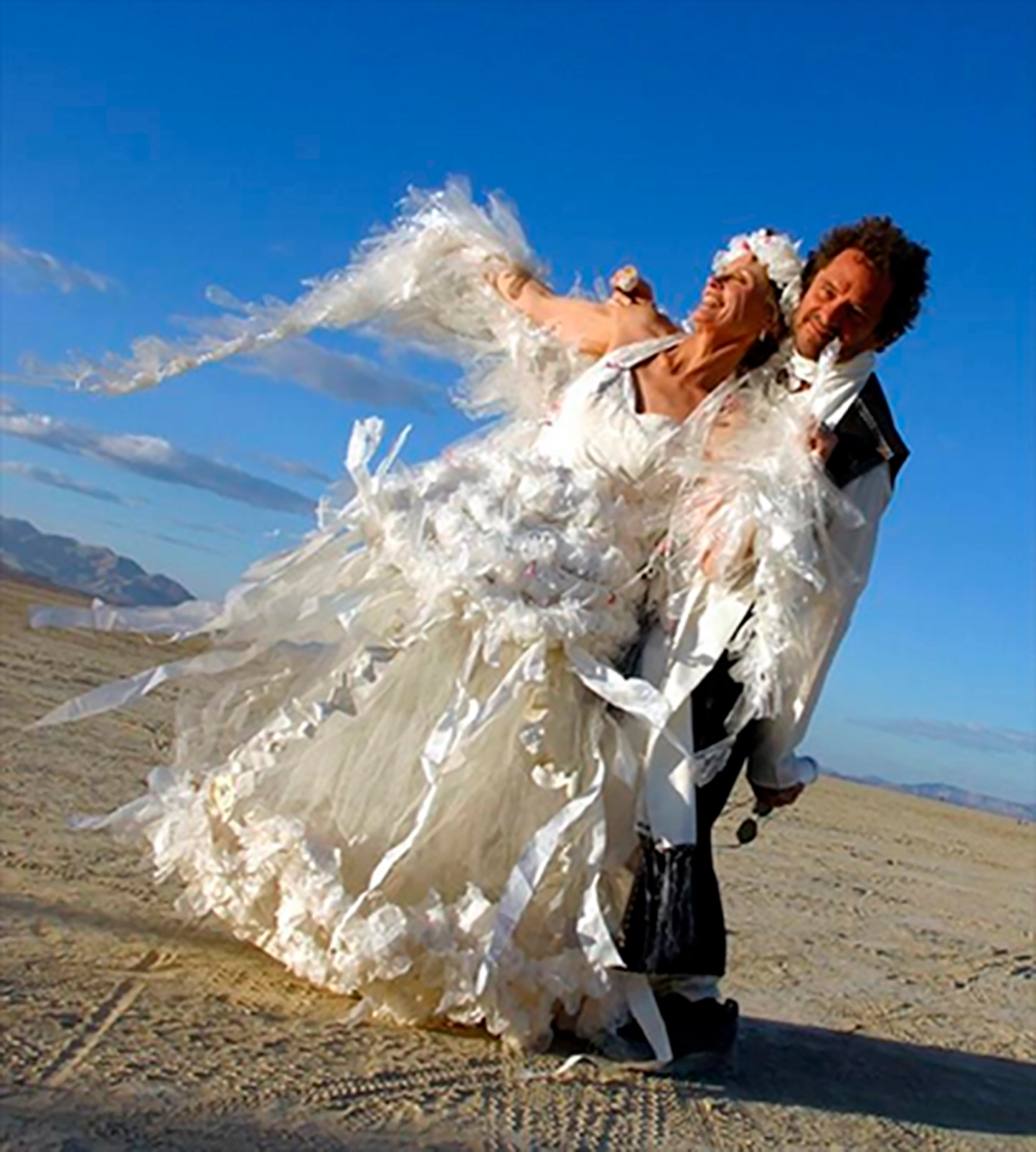 عجیب‌ترین لباس عروس دنیا از جنس زباله
