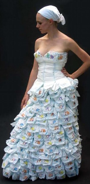 عجیب‌ترین لباس عروس دنیا از جنس پوشک