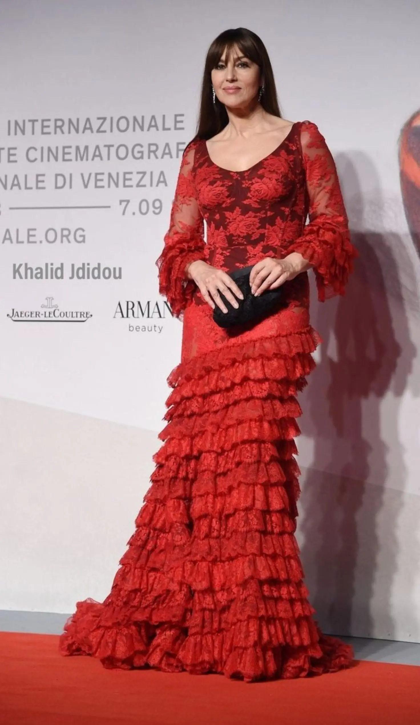 استایل مونیکا بلوچی با لباس رنگ قرمز